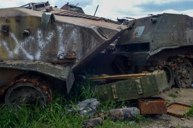 Kiev yakınlarındaki Bucha şehri Rus işgalciler tarafından yok edildi. Bir zamanların temiz yeşil nüfuslu şehrinin görüntüleri dehşet verici: Bombardıman ve yangınlar, yıkılmış yollar ve köprüler, yıkılmış arabalar, tanklar, terk edilmiş hayvanlar..