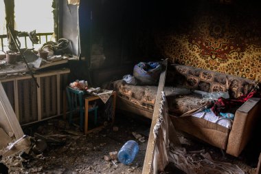 Kiev yakınlarındaki Bucha şehri Rus işgalciler tarafından yok edildi. Bir zamanların temiz yeşil nüfuslu şehrinin görüntüleri dehşet verici: Bombardıman ve yangınlar, yıkılmış yollar ve köprüler, yıkılmış arabalar, tanklar, terk edilmiş hayvanlar..