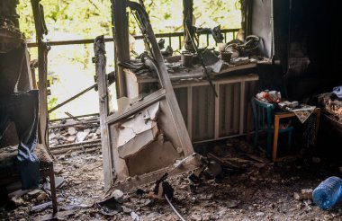 Kiev yakınlarındaki Bucha şehri Rus işgalciler tarafından yok edildi. Bir zamanların temiz yeşil nüfuslu şehrinin görüntüleri dehşet verici: Bombardıman ve yangınlar, yıkılmış yollar ve köprüler, yıkılmış arabalar, tanklar, terk edilmiş hayvanlar..