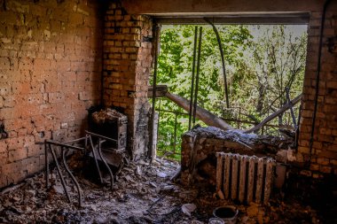 Kiev yakınlarındaki Bucha şehri Rus işgalciler tarafından yok edildi. Bir zamanların temiz yeşil nüfuslu şehrinin görüntüleri dehşet verici: Bombardıman ve yangınlar, yıkılmış yollar ve köprüler, yıkılmış arabalar, tanklar, terk edilmiş hayvanlar..