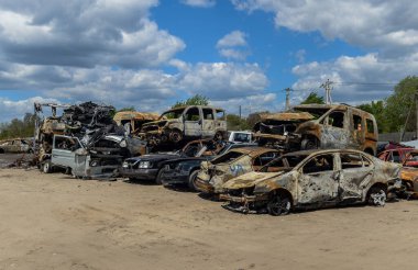Kiev yakınlarındaki Bucha şehri Rus işgalciler tarafından yok edildi. Bir zamanların temiz yeşil nüfuslu şehrinin görüntüleri dehşet verici: Bombardıman ve yangınlar, yıkılmış yollar ve köprüler, yıkılmış arabalar, tanklar, terk edilmiş hayvanlar..