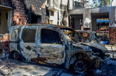 Kiev yakınlarındaki Bucha şehri Rus işgalciler tarafından yok edildi. Bir zamanların temiz yeşil nüfuslu şehrinin görüntüleri dehşet verici: Bombardıman ve yangınlar, yıkılmış yollar ve köprüler, yıkılmış arabalar, tanklar, terk edilmiş hayvanlar..