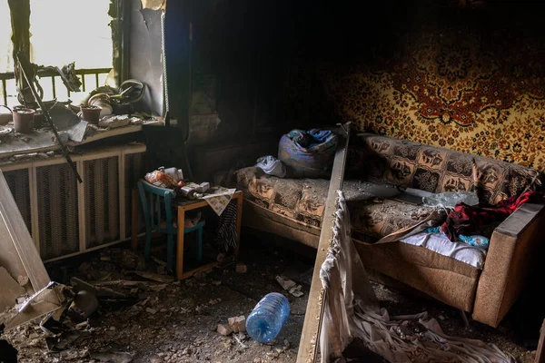 Kiev yakınlarındaki Bucha şehri Rus işgalciler tarafından yok edildi. Bir zamanların temiz yeşil nüfuslu şehrinin görüntüleri dehşet verici: Bombardıman ve yangınlar, yıkılmış yollar ve köprüler, yıkılmış arabalar, tanklar, terk edilmiş hayvanlar..