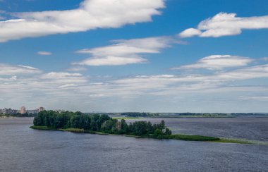 Ukrayna. Dinyeper Nehri manzarası, nehirde bir ada ve yüksek tepelerden gelen küçük bir kasaba..