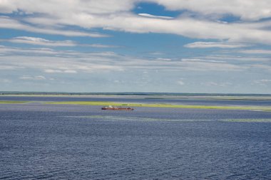Ukrayna. Dinyeper Nehri manzarası, nehirde bir ada ve yüksek tepelerden gelen küçük bir kasaba..