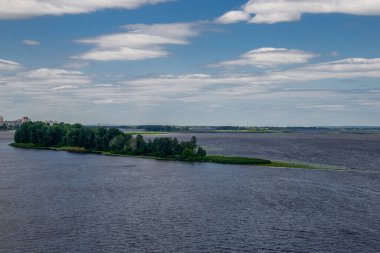 Ukrayna. Dinyeper Nehri manzarası, nehirde bir ada ve yüksek tepelerden gelen küçük bir kasaba..