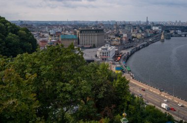  Kyiv, Kyiv region  Ukraine - 08.11.2022 :Kiev city centre. View of Kiev from the side of the People's Friendship Arch. Podol, the Ferris wheel and the monument to Hetman Sagaidachny. .