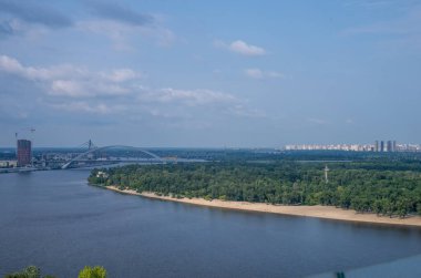  Kyiv, Kyiv region  Ukraine - 08.11.2022 :Kiev city centre. View of Kiev from the side of the People's Friendship Arch. Podol, the Ferris wheel and the monument to Hetman Sagaidachny. .