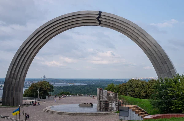  Kyiv, Kyiv region  Ukraine - 08.11.2022 :Kiev city centre. View of Kiev from the side of the People's Friendship Arch. Podol, the Ferris wheel and the monument to Hetman Sagaidachny. .