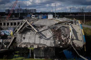 Irpin, Kyiv bölgesi, Ukrayna - 25 Eylül. 2022: Rus ordusunun düşman birliklerinin geçişini engellemek için Irpen kasabası yakınlarında Ukrayna Silahlı Kuvvetleri tarafından yıkılan bir köprü.