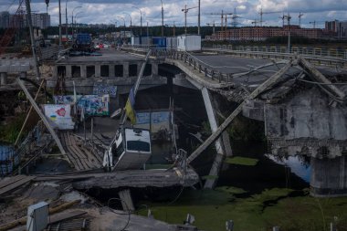 Irpin, Kyiv bölgesi, Ukrayna - 25 Eylül. 2022: Rus ordusunun düşman birliklerinin geçişini engellemek için Irpen kasabası yakınlarında Ukrayna Silahlı Kuvvetleri tarafından yıkılan bir köprü.