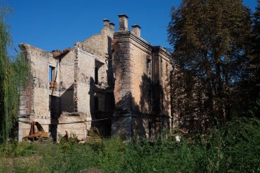 Gostomel, Kyiv bölgesi, Ukrayna - 25 Eylül. 2022: Rus ordusunun işgali sonucu yıkılmış şehir. Yıkılmış evler, yıkılmış arabalar, terk edilmiş hayvanlar ve etrafta bir sürü şey...