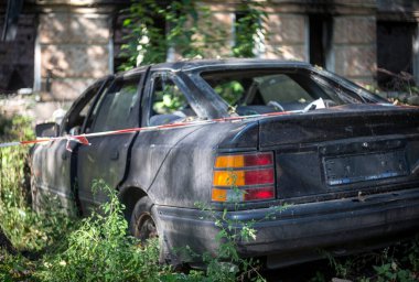 Gostomel, Kyiv bölgesi, Ukrayna - 25 Eylül. 2022: Rus ordusunun işgali sonucu yıkılmış şehir. Yıkılmış evler, yıkılmış arabalar, terk edilmiş hayvanlar ve etrafta bir sürü şey...