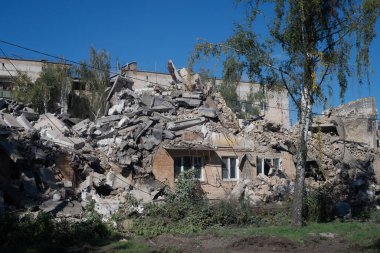 Gostomel, Kyiv bölgesi, Ukrayna - 25 Eylül. 2022: Rus ordusunun işgali sonucu yıkılmış şehir. Yıkılmış evler, yıkılmış arabalar, terk edilmiş hayvanlar ve etrafta bir sürü şey...