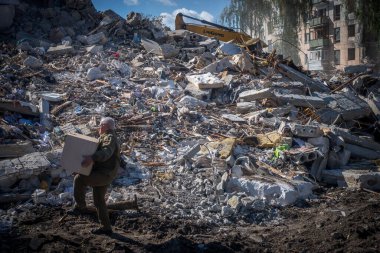 Gostomel, Kyiv bölgesi, Ukrayna - 25 Eylül. 2022: Rus ordusunun işgali sonucu yıkılmış şehir. Yıkılmış evler, yıkılmış arabalar, terk edilmiş hayvanlar ve etrafta bir sürü şey...