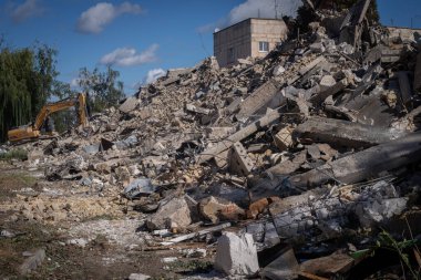 Gostomel, Kyiv bölgesi, Ukrayna - 25 Eylül. 2022: Rus ordusunun işgali sonucu yıkılmış şehir. Yıkılmış evler, yıkılmış arabalar, terk edilmiş hayvanlar ve etrafta bir sürü şey...