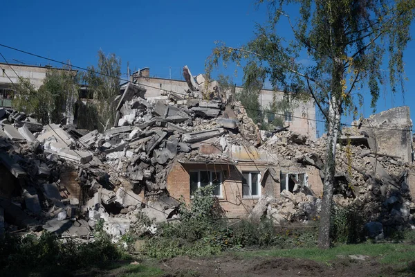 Gostomel, Kyiv bölgesi, Ukrayna - 25 Eylül. 2022: Rus ordusunun işgali sonucu yıkılmış şehir. Yıkılmış evler, yıkılmış arabalar, terk edilmiş hayvanlar ve etrafta bir sürü şey...