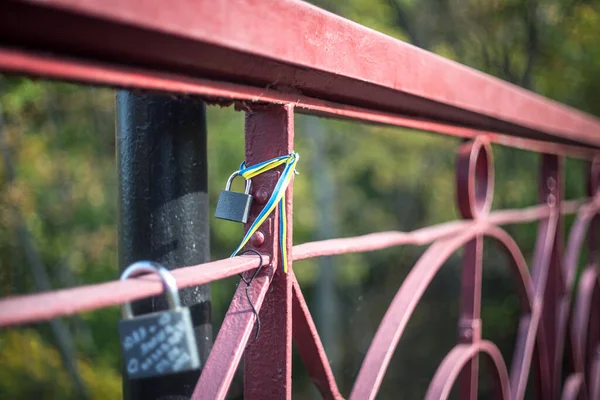 Locks Love Serrature Pendono Sul Ponte Pedonale Del Parco Simboleggiano — Foto Stock