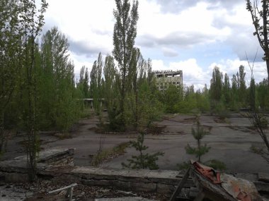 Pripyat, Kyiv bölgesi, Ukrayna - 25 Eylül. 2022: Pripyat şehri, Çernobil nükleer santralindeki kazadan 37 yıl sonra. Şehir yok edildi ve terk edildi...