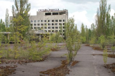 Pripyat, Kyiv bölgesi, Ukrayna - 25 Eylül. 2022: Pripyat şehri, Çernobil nükleer santralindeki kazadan 37 yıl sonra. Şehir yok edildi ve terk edildi...
