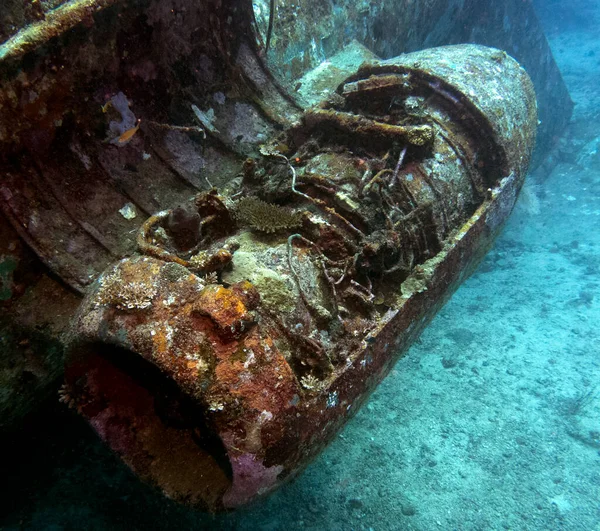 Boracay Adası Filipinleri 'ndeki Tri-Bird uçak enkazının motoru.