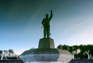 Ir Soekarno 'nun Tawang istasyonunun yanındaki göldeki heykelinin yansıması..