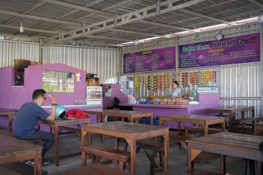 Warung Bubur Kacang Hijau nam-ı diğer Warmindo, mung fasülyesi lapası tezgahları, tipik Endonezya yemekleri, genellikle üniversite kampüsünün yakınında yer alıyor, öğrenci cebine uygun düşük fiyata çeşitli yiyecek ve içecekler satıyor. Semarang, Endonezya - 27 Haziran 2022.