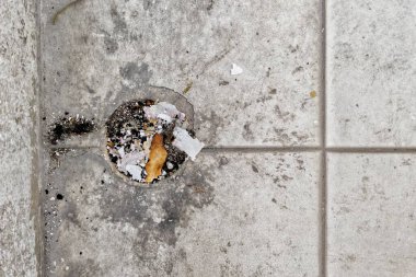 Toprak ve çöplerle tıkanmış kanalizasyonlar.