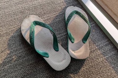 Kırlangıç terlikleri Endonezya 'da yapılan efsanevi ve popüler parmak arası terliklerdir. Sabah güneşinde parmak arası terlikler..