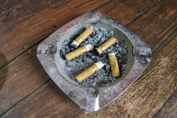 Tahta Bir Masada Sigara Izmariti Dolu Kül Tablası Unutma Sigara — Stok fotoğraf