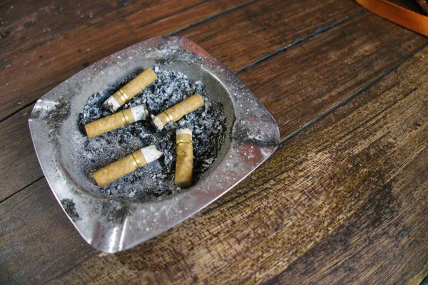 Попільничка Повна Сигарет Дерев Яному Столі Пам Ятайте Куріння Вбиває — стокове фото