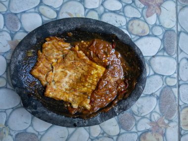 Tempe Penyet, Sambal penyet tempe is a traditional East Javanese food, made from crushed tempeh with chili sauce.
