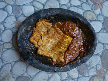 Tempe Penyet, Sambal penyet tempe is a traditional East Javanese food, made from crushed tempeh with chili sauce.