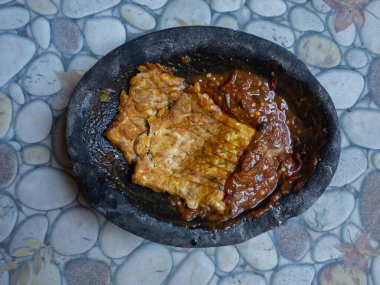 Tempe Penyet, Sambal penyet tempe is a traditional East Javanese food, made from crushed tempeh with chili sauce.