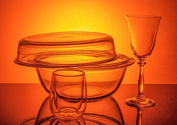 Ein Hitzebeständiger Topf Und Ein Weinglas Auf Orangefarbenem Hintergrund Spiegeln — Stockfoto