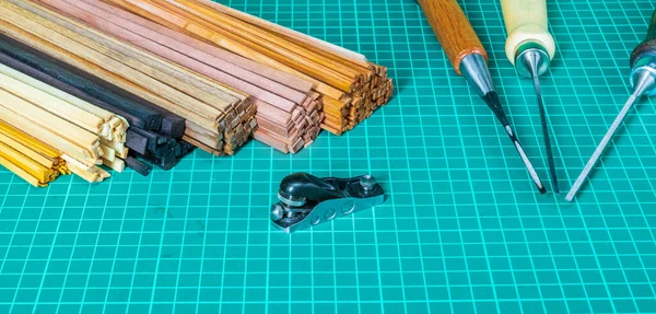 Farklı ahşap kiremitler ve ahşap gemi modellemesi için bir araç.
