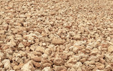 Kaba dolomit taşlarının dokusu kahverengi renklidir..