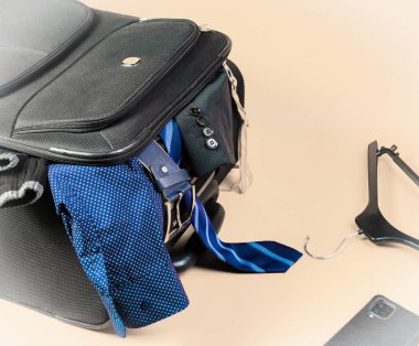 Yolculuk için hazırlanmış bavuldan bazı şeyler dikiz aynasıdır..