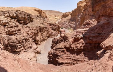 İsrail 'in güneyindeki Kızıl Kanyon, Eilat kenti yakınlarındaki bir doğa koruma alanındaki kayalar arasındaki dar geçit.