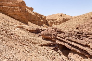 İsrail 'in güneyindeki Kızıl Kanyon, Eilat kenti yakınlarındaki bir doğa koruma alanındaki kayalar arasındaki dar geçit.
