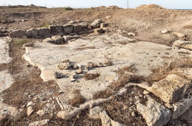 İsrail 'in kuzeyindeki Hayfa kenti yakınlarındaki Akdeniz kıyısındaki Tel Shikmona' daki 6. yüzyıldan kalma bir Ortodoks kilisesinin kalıntıları.