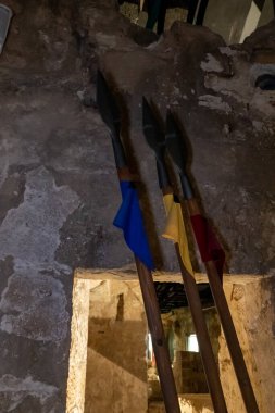 Acre, İsrail, 26 Haziran 2021: Kuzey İsrail 'deki eski Acre kentinin Haçlı Kalesi' nde sergilenen savaş mızrağı stili