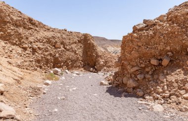 Kuru bir nehir yatağı boyunca Eilat şehrinin yakınlarındaki bir doğal rezerve giden bir yol.