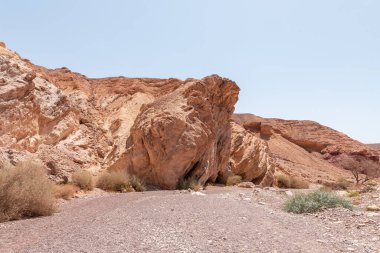 Kuru bir nehir yatağı boyunca Eilat şehrinin yakınlarındaki bir doğal rezerve giden bir yol.