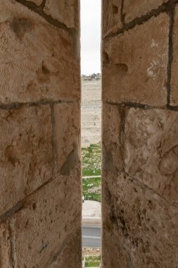 İsrail 'in eski Kudüs kasabasındaki Tapınak Tepesi' nin dış duvarındaki boşluktan şehrin görüntüsü