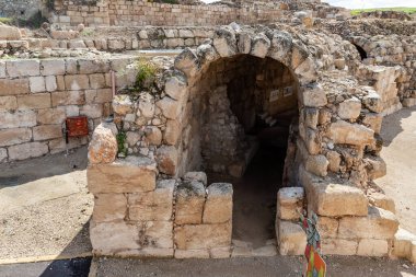 Kiryat Gat, İsrail, 27 Mart 2021: İsrail 'in Kiryat Gat kenti yakınlarındaki Beit Guvrin amfi tiyatrosunun kalıntılarındaki podyumun altındaki bir tünelin kalıntıları