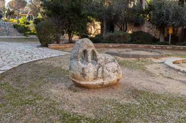 Kudüs, İsrail, 27 Şubat 2021: İsrail 'in Kudüs ilçesinde eski bir halk parkı olan soyut bir heykelin akşam manzarası - Kudüs, İsrail' de Komiyum