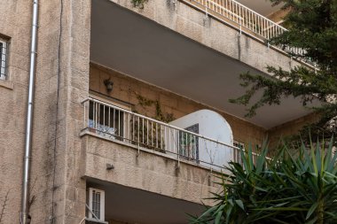 Kudüs Talbia 'nın eski bir bölgesinde bir apartmanın dekoratif balkonunun akşam manzarası - Kudüs, İsrail' de Komiyum