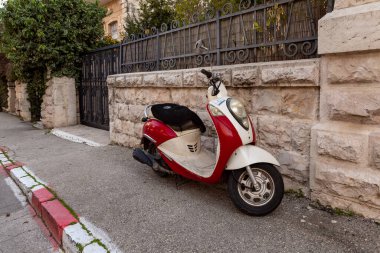 Kudüs, İsrail, 27 Şubat 2021: Eski Kudüs bölgesi Talbia 'daki David Marcus Caddesi' nde duran eski küçük mobiletin akşam manzarası - Kudüs, İsrail 'deki Komiyum