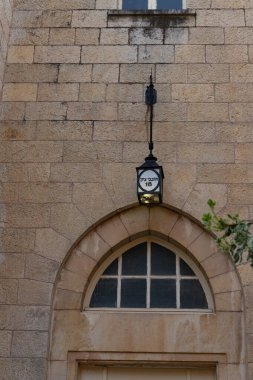 Kudüs Talbiya 'nın eski bir ilçesinde Hovevei Tsiyon Caddesi' nde asılı duran dekoratif bir sokak lambasının akşam manzarası - Kudüs, İsrail